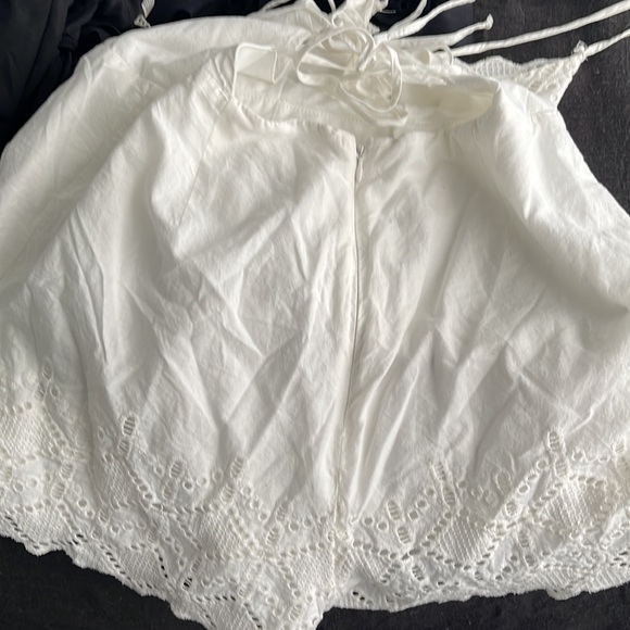 White Cotton with Lace Backless Romper. Tie and zipper details - Picture 4 of 6